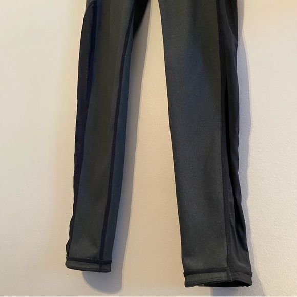 C’est Moi. Activewear Leggings. Size Large. Reversible: camo print-solid grey. - Picture 9 of 9